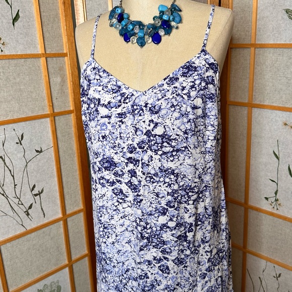 Express Marble Print V-Neck Slip Dress.
Slip Dress. Size M - Picture 5 of 10